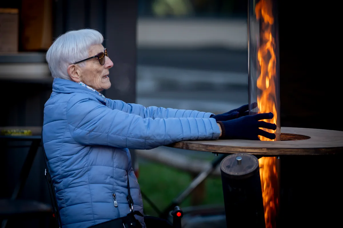 Man sieht den Trubel auf dem Uster Märt bei Nacht.